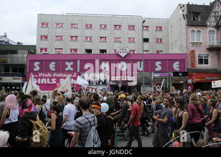 Hamburg, Deutschland. 8. Juli 2017. Große anti-G20-Demonstration im Rotlichtviertel Reeperbahn, Hamburg.Large Demonstration gegen G20 vor allem linke Gruppen marschiert durch die Hamburger Innenstadt. Bildnachweis: Iain Masterton/Alamy Live-Nachrichten Stockfoto