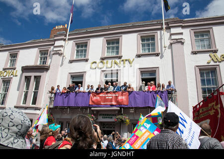 Durham City, County Durham UK, 8. Juli 2017, an der Durham Bergarbeiter Gala 2017 Arbeitspartei Führer Jeremy Corbyn vom Balkon des Hôtel Royal County, beobachtet wie die Bands von Credit march: Vivien Kent/Alamy Live News Stockfoto