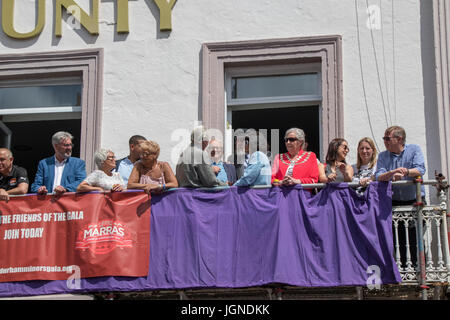 Durham City, County Durham UK, 8. Juli 2017, an der Durham Bergarbeiter Gala 2017 Regisseur Ken Loach auf dem Balkon des Hotels Royal County, Chats während die Bänder durch einen Kredit marschieren: Vivien Kent/Alamy Live News Stockfoto