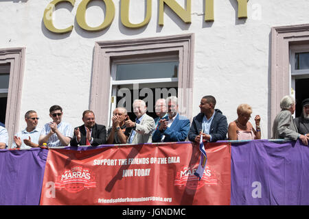 Durham City, County Durham UK, 8. Juli 2017, an der Durham Bergarbeiter Gala 2017 Arbeitspartei Führer Jeremy Corbyn vom Balkon des Hôtel Royal County, beobachtet wie die Bands von Credit march: Vivien Kent/Alamy Live News Stockfoto