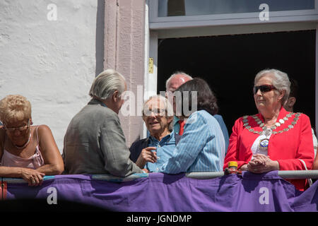 Durham City, County Durham UK, 8. Juli 2017, an der Durham Bergarbeiter Gala 2017 Regisseur Ken Loach auf dem Balkon des Hotels Royal County, Chats während die Bänder durch einen Kredit marschieren: Vivien Kent/Alamy Live News Stockfoto