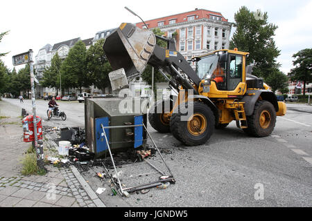 Hamburg, Deutschland. 8. Juli 2017. Reste von eine Barrikade aus der letzten Nacht werden von der Straße durch einen Radlader im Stadtteil Schanzenviertel in Hamburg, Deutschland, 8. Juli 2017 gelöscht. Militante Demonstranten hinterlassen eine Schneise der Verwüstung im Stadtteil Sternschanze in Hamburg. Foto: Bodo Marks/Dpa/Alamy Live News Stockfoto