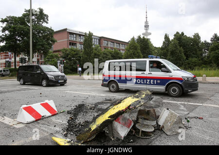 Hamburg, Deutschland. 8. Juli 2017. Ein Polizeiauto aus Österreich, fotografiert während der Aufklärung im Stadtteil Schanzenviertel in Hamburg, Deutschland, 8. Juli 2017. Militante Demonstranten hinterlassen eine Schneise der Verwüstung im Stadtteil Sternschanze in Hamburg. Foto: Bodo Marks/Dpa/Alamy Live News Stockfoto