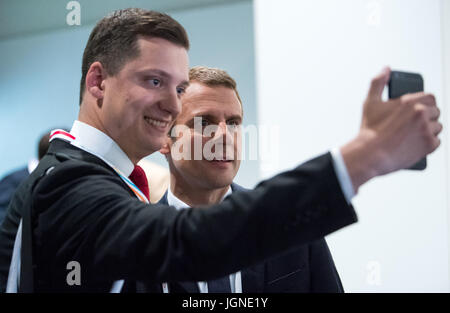 Hamburg, Deutschland. 8. Juli 2017. Französischer Präsident Emmanuel Macron posiert für ein Foto mit einem Arbeiter in den Ausstellungshallen in Hamburg, Deutschland, 8. Juli 2017. Der zweitägige G20-Gipfel, ein Treffen der Staats-und Regierungschefs der 20 größten Volkswirtschaften der Welt sowie Vertreter einer Vielzahl von internationalen Institutionen endet heute. Foto: Bernd von Jutrczenka/Dpa/Alamy Live News Stockfoto