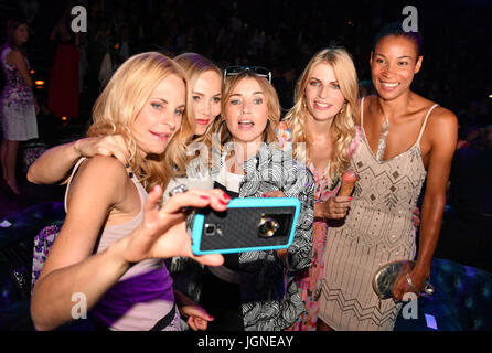 Sonja Kiefer (l-R), Regina Halmich, Tina Ruland, Tanja Bülter und Annabelle Mandeng bei des Labels Guido Maria Kretschmer Frühjahr/Sommer 2018 Fashion show bei der Berlin Fashion Week in Berlin, Deutschland, 5. Juli 2017. Foto: Jens Kalaene/Dpa-Zentralbild/ZB Stockfoto