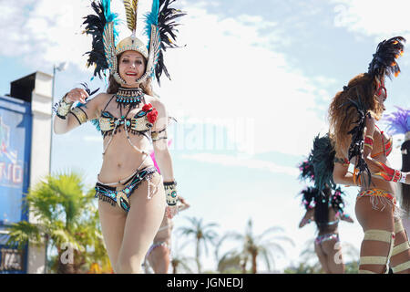 London, UK. 8. Juli 2017. Tänzerinnen auf dem 2017 British Summer Time (BST) Festival im Hyde Park in London vor einem Auftritt von The Killers. Foto: Samstag, 8. Juli 2017. . Bildnachweis: Roger Garfield/Alamy Live-Nachrichten Stockfoto