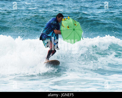 Surfen Spaß fancy dress Surfer Stockfoto