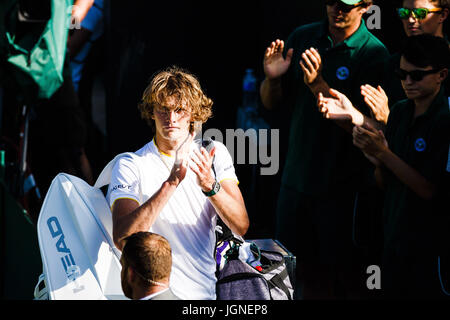 London, UK. 8. Juli 2017. Deutscher Tennisspieler Alexander Zverev durchwandert in der 2. Woche bei den Wimbledon Tennis Weltmeisterschaften 2017 bei den All England Lawn Tennis and Croquet Club in London. Bildnachweis: Frank Molter/Alamy Live-Nachrichten Stockfoto