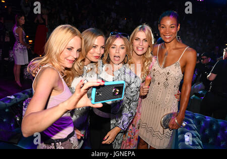 Berlin, Deutschland. 5. Juli 2017. Sonja Kiefer (l-R), Regina Halmich, Tina Ruland, Tanja Bülter, Annabelle Mandeng bei des Labels Guido Maria Kretschmer Frühjahr/Sommer 2018 Fashion show bei der Berlin Fashion Week in Berlin, Deutschland, 5. Juli 2017. Foto: Jens Kalaene/Dpa-Zentralbild/ZB/Dpa/Alamy Live News Stockfoto