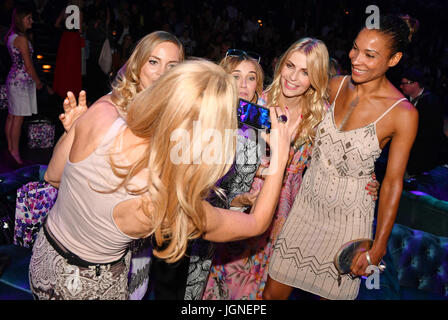 Berlin, Deutschland. 5. Juli 2017. Sonja Kiefer (l-R), Regina Halmich, Tina Ruland, Tanja Bülter, Annabelle Mandeng bei des Labels Guido Maria Kretschmer Frühjahr/Sommer 2018 Fashion show bei der Berlin Fashion Week in Berlin, Deutschland, 5. Juli 2017. Foto: Jens Kalaene/Dpa-Zentralbild/ZB/Dpa/Alamy Live News Stockfoto