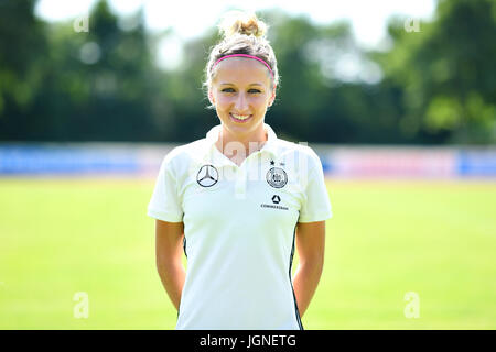 Kathrin Hendrich, während ein Foto-Shooting mit der deutschen Frauen Fußball-Nationalmannschaft auf einem Fußballplatz in Heidelberg, Deutschland, 6. Juli 2017 fotografiert. Foto: Uwe Anspach/dpa Stockfoto