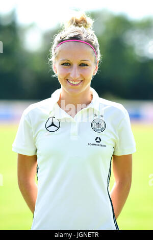 Kathrin Hendrich, während ein Foto-Shooting mit der deutschen Frauen Fußball-Nationalmannschaft auf einem Fußballplatz in Heidelberg, Deutschland, 6. Juli 2017 fotografiert. Foto: Uwe Anspach/dpa Stockfoto