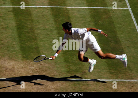 London, UK. 8. Juli 2017. Wimbledon Tennis: London, 8. Juli 2017 - Novak Djokovic Serbien in Aktion gegen Ernests Gulbis bei dritten Runde in Wimbledon. Bildnachweis: Adam Stoltman/Alamy Live-Nachrichten Stockfoto