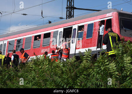 Dpatop - Passagiere werden von einem regionalen Zug in der Nähe des Hauptbahnhofs in Darmstadt, Deutschland, 7. Juli 2017 evakuiert. Die Passagiere wurden evakuiert, nach ein Stromausfall Linie Service in der Station unterbrochen. Foto: Jürgen Mahnke/dpa Stockfoto