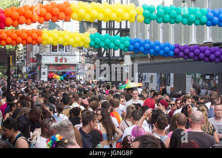London, UK. 8. Juli 2017. Compton Street in Soho ist voll mit Feiernden eine Karneval Atmosphäre während London Pride Credit: Amer Ghazzal/Alamy Live-Nachrichten Stockfoto