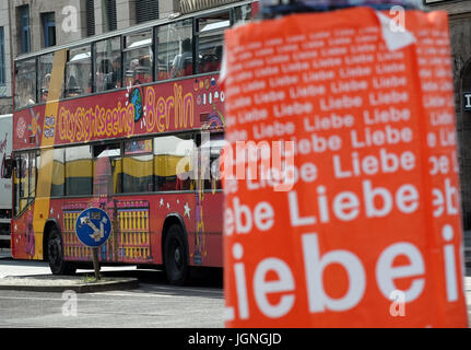 Berlin, Deutschland. 27. Juni 2017. Ein Sightseeing-Bus fährt vorbei ein Plakat lesen "Liebe" (lit.) "Liebe") in der Nähe Warschauer Straße in Berlin, Deutschland, 27. Juni 2017. Foto: Jens Kalaene/Dpa-Zentralbild/ZB/Dpa/Alamy Live News Stockfoto