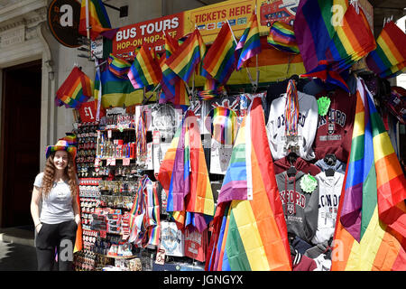 London, UK. 8. Juli 2017. Ein Souvenir shop Verkauf stolz Souvenir während Pride In London am Samstag. Foto: Taka G Wu Credit: Taka Wu/Alamy Live-Nachrichten Stockfoto