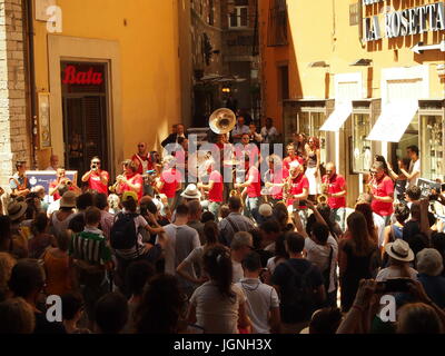 Perugia, Italien. 8. Juli 2017. Bei 38degC Temperaturen findet das jährliche Umbria Jazz Festival statt. sowie Überschrift wirkt auf der Bühne, gibt es tägliche Straße Paraden. Bildnachweis: Richard Patterson/Alamy Live-Nachrichten Stockfoto