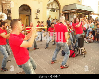 Perugia, Italien. 8. Juli 2017. Bei 38degC Temperaturen findet das jährliche Umbria Jazz Festival statt. sowie Überschrift wirkt auf der Bühne, gibt es tägliche Straße Paraden. Bildnachweis: Richard Patterson/Alamy Live-Nachrichten Stockfoto