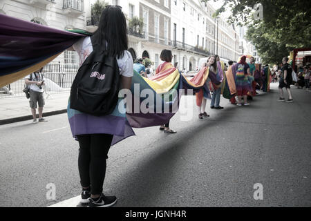 London, UK. 8. Juli 2017.  Pride Parade, die LGBT-Karneval fand durch die Straßen der Hauptstadt, mit mehr als eine halbe million Menschen säumen die Straßen, die Parade zu sehen und genießen die Darbietungen. Sadiq Khan Londoner Bürgermeister eröffnet das Verfahren mit Gästen: Tom Daley Schwimmerin, Peter Tatchell, Menschenrechtlerin, am besten bekannt für seine Arbeit mit LGBT Sozialbewegungen sowie die wunderbare talentierten Betsy, die die Massen mit ihrer Stimme auf dem Trafalgar Square umworben. Bildnachweis: Paul Quezada-Neiman/Alamy Live-Nachrichten Stockfoto