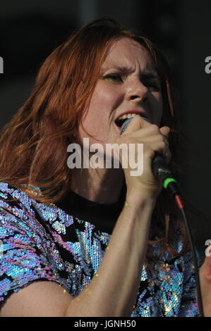 Southend, UK. 8. Juli 2017. UK-Sängerin und Songwriterin Kate Nash durchführen ihr hit "Grundlagen" Am Dorfanger Festival, Southend, UK geboren. 8. Juli 2017. Bildnachweis: David Abrams/Alamy Live-Nachrichten Stockfoto