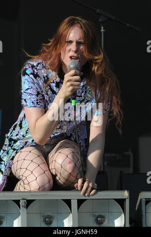 Southend, UK. 8. Juli 2017. UK-Sängerin und Songwriterin Kate Nash durchführen ihr hit "Grundlagen" Am Dorfanger Festival, Southend, UK geboren. 8. Juli 2017. Bildnachweis: David Abrams/Alamy Live-Nachrichten Stockfoto