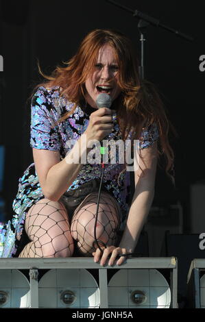 Southend, UK. 8. Juli 2017. UK-Sängerin und Songwriterin Kate Nash durchführen ihr hit "Grundlagen" Am Dorfanger Festival, Southend, UK geboren. 8. Juli 2017. Bildnachweis: David Abrams/Alamy Live-Nachrichten Stockfoto