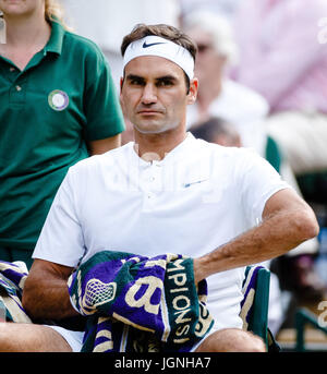 London, UK, 8. Juli 2017: Schweizer Tennisspieler Roger Federer in Aktion am 6. Tag an die Wimbledon Tennis Weltmeisterschaften 2017 bei den All England Lawn Tennis and Croquet Club in London. Bildnachweis: Frank Molter/Alamy Live-Nachrichten Stockfoto