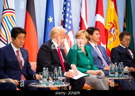 Zentrieren Sie Bundeskanzlerin Angela Merkel, sitzt mit US-Präsident Donald Trump während der Frauen Unternehmertum Finanzinitiative Launch-Event im Rahmen der G20-Gipfel 8. Juli 2017 in Hamburg, Deutschland.   (OMT‑Beschlüsse/Steins über Planetpix) Stockfoto