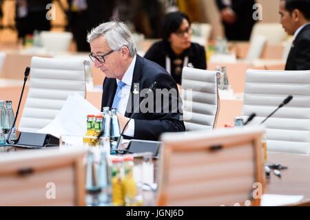 EU-Kommissionspräsident Jean-Claude Juncker wartet auf den Start des letzten Tages treffen zum Abschluss der zweitägigen G20-Gipfeltreffen der Weltführer 8. Juli 2017 in Hamburg, Deutschland.   (OMT‑Beschlüsse/Güngör über Planetpix) Stockfoto