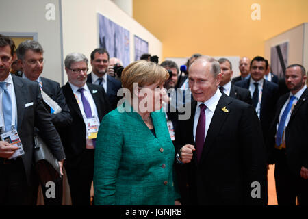 Bundeskanzlerin Angela Merkel plaudert mit russischen Präsidenten Vladimir Putin, Recht, am Rande des G20-Gipfeltreffens 8. Juli 2017 in Hamburg, Deutschland.   (Bundesregierung/Kugler über Planetpix) Stockfoto