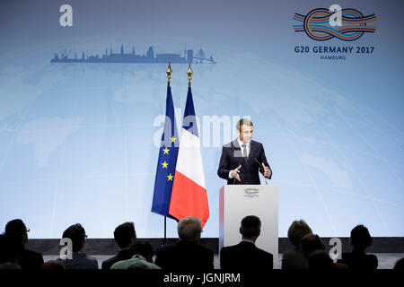 Der französische Präsident Emmanuel Macron während einer Pressekonferenz zum Abschluss der zweitägigen G20-Gipfeltreffen der Weltführer 8. Juli 2017 in Hamburg, Deutschland.   (OMT‑Beschlüsse/Denzel über Planetpix) Stockfoto