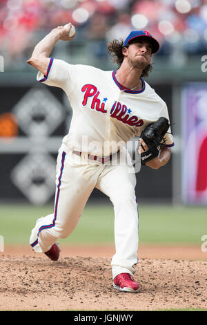 Philadelphia, Pennsylvania, USA. 8. Juli 2017. Philadelphia Phillies Start Krug Aaron Nola (27) wirft einen Pitch während der MLB-Spiel zwischen den San Diego Padres und Philadelphia Phillies im Citizens Bank Park in Philadelphia, Pennsylvania. Christopher Szagola/CSM/Alamy Live-Nachrichten Stockfoto