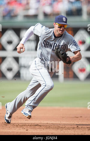 Philadelphia, Pennsylvania, USA. 8. Juli 2017. San Diego Padres erster Basisspieler Wil Myers (4) in Aktion während der MLB-Spiel zwischen den San Diego Padres und Philadelphia Phillies im Citizens Bank Park in Philadelphia, Pennsylvania. Christopher Szagola/CSM/Alamy Live-Nachrichten Stockfoto