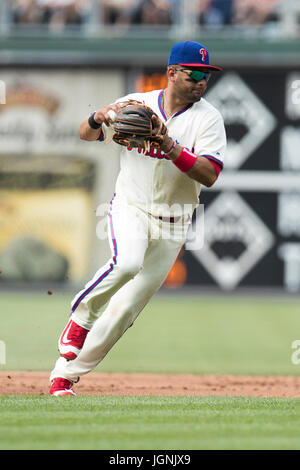 Philadelphia, Pennsylvania, USA. 8. Juli 2017. Philadelphia Phillies dritte Baseman Andres Blanco (4) in Aktion während der MLB-Spiel zwischen den San Diego Padres und Philadelphia Phillies im Citizens Bank Park in Philadelphia, Pennsylvania. Christopher Szagola/CSM/Alamy Live-Nachrichten Stockfoto