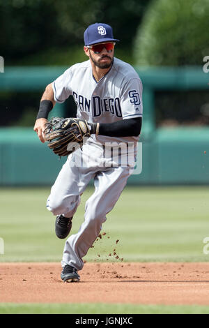 Philadelphia, Pennsylvania, USA. 8. Juli 2017. San Diego Padres zweiter Basisspieler Carlos Asuaje (20) in Aktion während der MLB-Spiel zwischen den San Diego Padres und Philadelphia Phillies im Citizens Bank Park in Philadelphia, Pennsylvania. Christopher Szagola/CSM/Alamy Live-Nachrichten Stockfoto