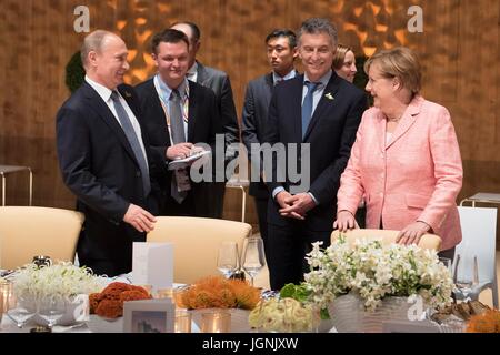 Russischen Präsidenten Vladimir Putin, links, Gespräche mit Bundeskanzlerin Angela Merkel und der argentinische Präsident Mauricio Macri vor dem Start ein Abendessen für die führenden Politiker der Welt, die Teilnahme an dem ersten Tag des G20-Gipfeltreffens in der Elbphilharmonie Concert Hall 7. Juli 2017 in Hamburg, Deutschland.   (OMT‑Beschlüsse/Bergmann über Planetpix) Stockfoto