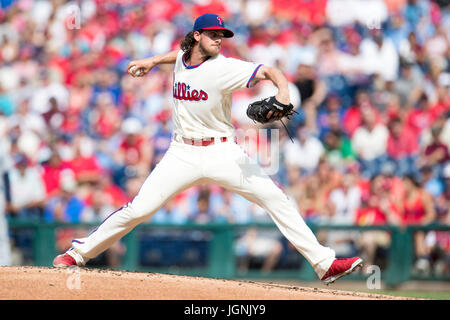 Philadelphia, Pennsylvania, USA. 8. Juli 2017. Philadelphia Phillies Start Krug Aaron Nola (27) wirft einen Pitch während der MLB-Spiel zwischen den San Diego Padres und Philadelphia Phillies im Citizens Bank Park in Philadelphia, Pennsylvania. Christopher Szagola/CSM/Alamy Live-Nachrichten Stockfoto