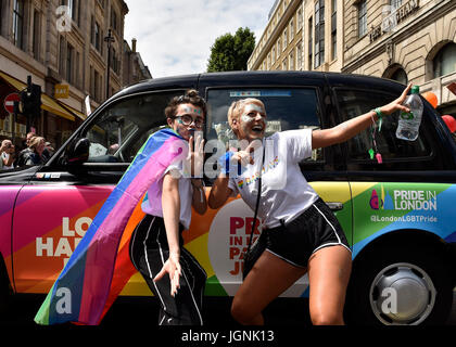 London, UK. 8. Juli 2017. Zwei Arbeiter der Barclays posierte Foto vor der schwarzen Taxis, die in Pride In London während der Pride In London am Samstag gemalt. Foto: Taka G Wu Credit: Taka Wu/Alamy Live-Nachrichten Stockfoto