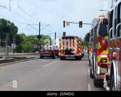 Dallas, USA. 8. Juli 2017. Feuerwehrleute arbeiten 6 Alarm Blaze. Ein mehrere Alarm Feuer konnte 25 Meilen entfernt gesehen. Die Temperaturen waren in den hohen 90er Jahren mit Hitze-Indizes im dreistelligen Bereich. Rauch war auch ein kritisches Element, wie Feuerwehrleute galten mit Atemschutzmasken und mit Muskelathropie. Copyright Credit: Dallaspaparazzo/Alamy Live-Nachrichten. Bildnachweis: Dallaspaparazzo/Alamy Live-Nachrichten Stockfoto