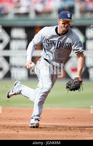 Philadelphia, Pennsylvania, USA. 8. Juli 2017. San Diego Padres erster Basisspieler Wil Myers (4) in Aktion während der MLB-Spiel zwischen den San Diego Padres und Philadelphia Phillies im Citizens Bank Park in Philadelphia, Pennsylvania. Die San Diego Padres gewann 2: 1. Christopher Szagola/CSM/Alamy Live-Nachrichten Stockfoto