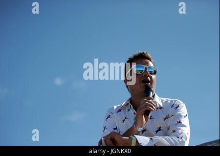 Sandbänke, Poole, Dorset, UK. 8. Juli 2017. Der Match-Kommentator bei British Beach Polo Championships, Sandbänke, Poole, Dorset, Großbritannien. Bildnachweis: David Partridge/Alamy Live-Nachrichten Stockfoto