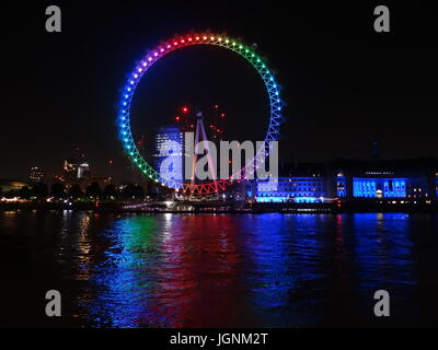 London, UK. 8. Juli 2017. London Eye, Big Ben und Nationaltheater leuchtet in bunten Regenbogen Pride 2017, London, UK-Credit: Nastja M/Alamy Live News Stockfoto