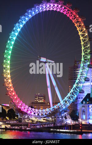 London, UK. 8. Juli 2017. London Eye, Big Ben und Nationaltheater leuchtet in bunten Regenbogen Pride 2017, London, UK-Credit: Nastja M/Alamy Live News Stockfoto