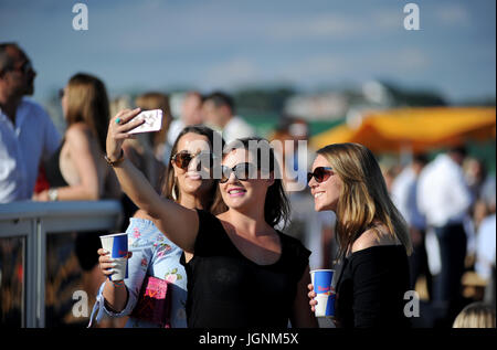 Sandbänke, Poole, Dorset, UK. 8. Juli 2017. Zuschauer nehmen Selfies auf ihren Smartphones bei British Beach Polo Championships, Sandbänke, Poole, Dorset, Großbritannien. Bildnachweis: David Partridge/Alamy Live-Nachrichten Stockfoto