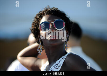 Sandbänke, Poole, Dorset, UK. 8. Juli 2017. Zuschauer genießen Sie die Sonne am British Beach Polo Championships, Sandbänke, Poole, Dorset, Großbritannien. Bildnachweis: David Partridge/Alamy Live-Nachrichten Stockfoto
