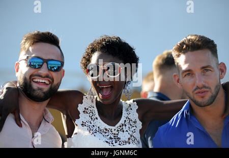 Sandbänke, Poole, Dorset, UK. 8. Juli 2017. Zuschauer genießen Sie die Sonne am British Beach Polo Championships, Sandbänke, Poole, Dorset, Großbritannien. Bildnachweis: David Partridge/Alamy Live-Nachrichten Stockfoto