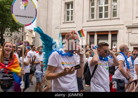 London, UK. 8. Juli 2017. Menschen während der Parade in London 2017 stolz marschieren. Tausende von Menschen kommen die jährliche LGBT Parade durch die Hauptstadt. Bildnachweis: Nicola Ferrari/Alamy Live-Nachrichten Stockfoto