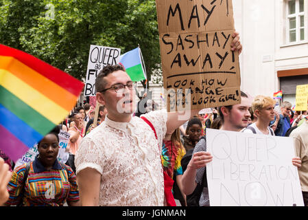 London, UK. 8. Juli 2017. Mann mit Protest Schild gegen Theresa May während Pride London 2017. Tausende von Menschen kommen die jährliche LGBT Parade durch die Hauptstadt. Bildnachweis: Nicola Ferrari/Alamy Live-Nachrichten Stockfoto