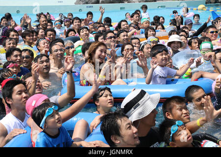 Oiso, Japan. 8. Juli 2017. Einige 2.000 Menschen genießen Sie Pool auf den Unterhaltungskomplex Oiso Long Beach am Oiso Stadt, Vorstadt Tokio auf Samstag, 8. Juli 2017 wie der Pool im Sommer-Geschäft bis September geöffnet. Temperatur der Großraum Tokio kletterte über 30 Grad Celsius. Kredite: Yoshio Tsunoda/AFLO/Alamy Live-Nachrichten Stockfoto